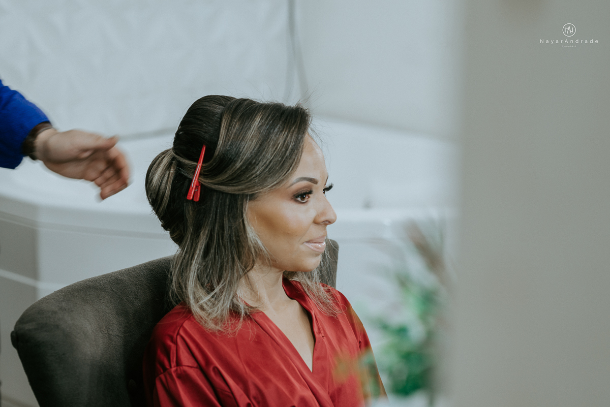 Noiva de chapeu e vestido tomara que caia casamento de dia ao ar livre em campinas fotos do making of fotografa nayara andrade