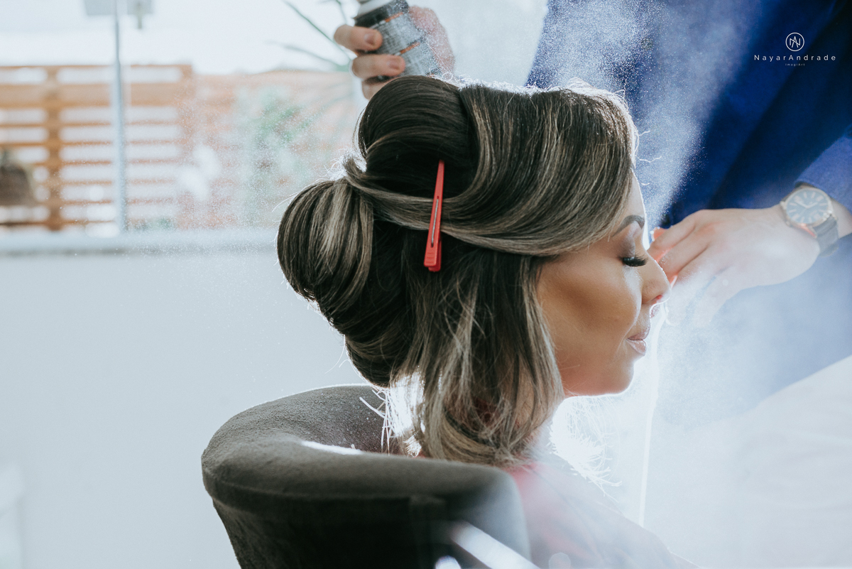 Noiva de chapeu e vestido tomara que caia casamento de dia ao ar livre em campinas fotos do making of fotografa nayara andrade