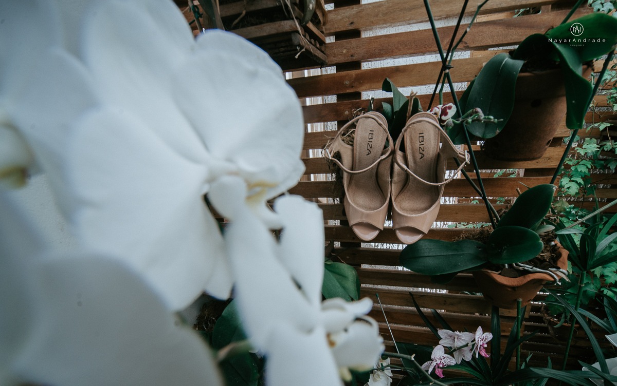 Noiva de chapeu e vestido tomara que caia casamento de dia ao ar livre em campinas fotos do making of fotografa nayara andrade