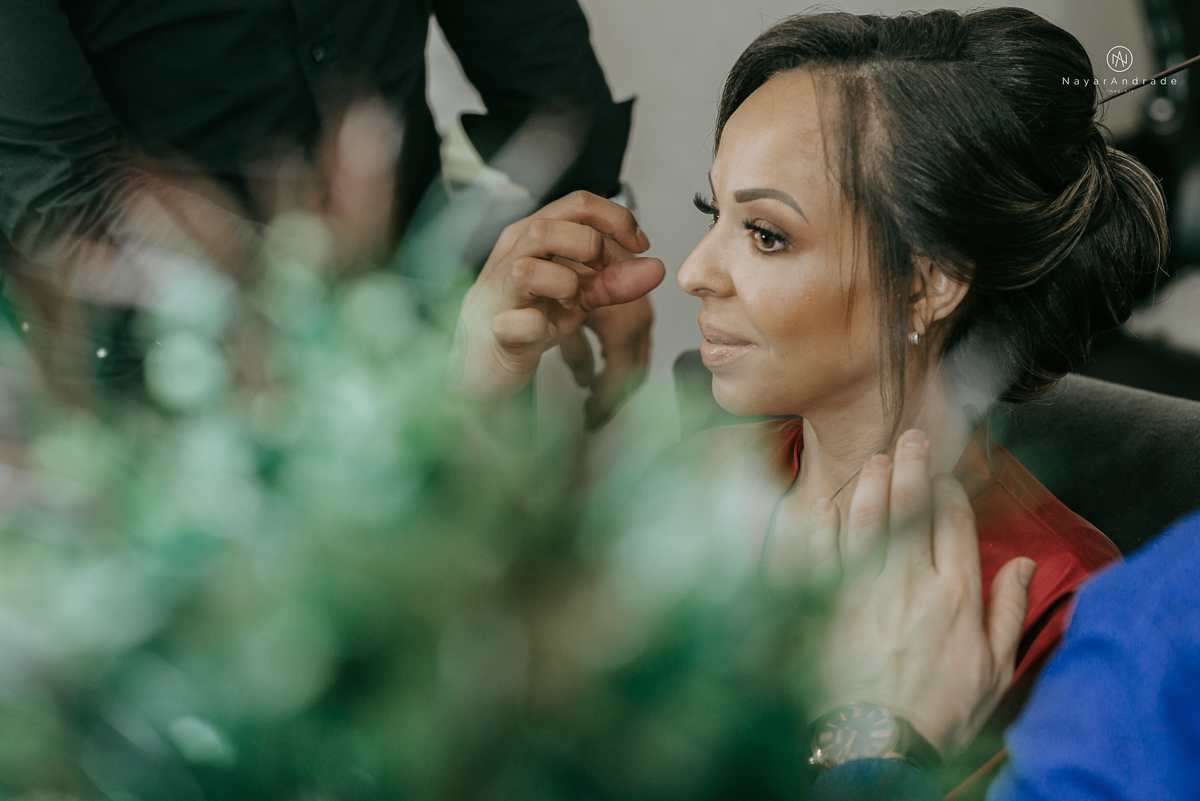 Noiva de chapeu e vestido tomara que caia casamento de dia ao ar livre em campinas fotos do making of fotografa nayara andrade