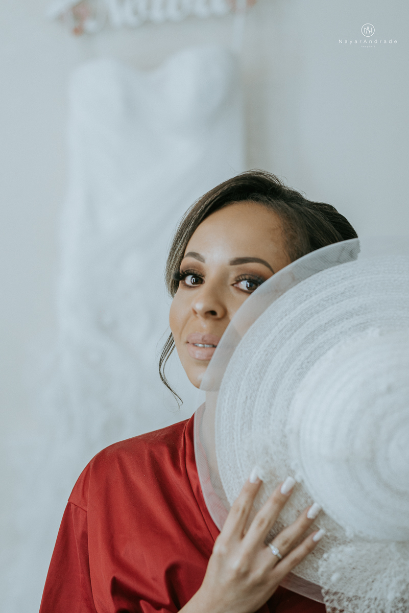 Noiva de chapeu e vestido tomara que caia casamento de dia ao ar livre em campinas fotos do making of fotografa nayara andrade