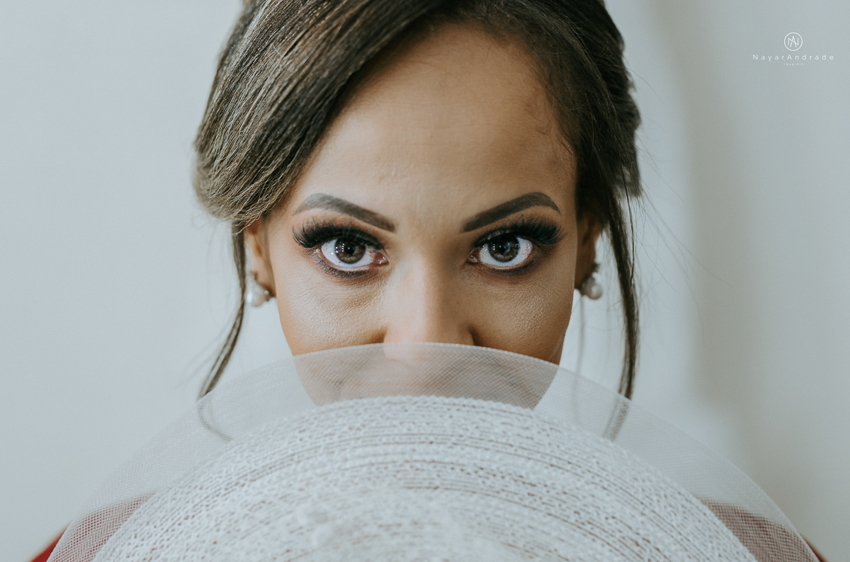 Noiva de chapeu e vestido tomara que caia casamento de dia ao ar livre em campinas fotos do making of fotografa nayara andrade