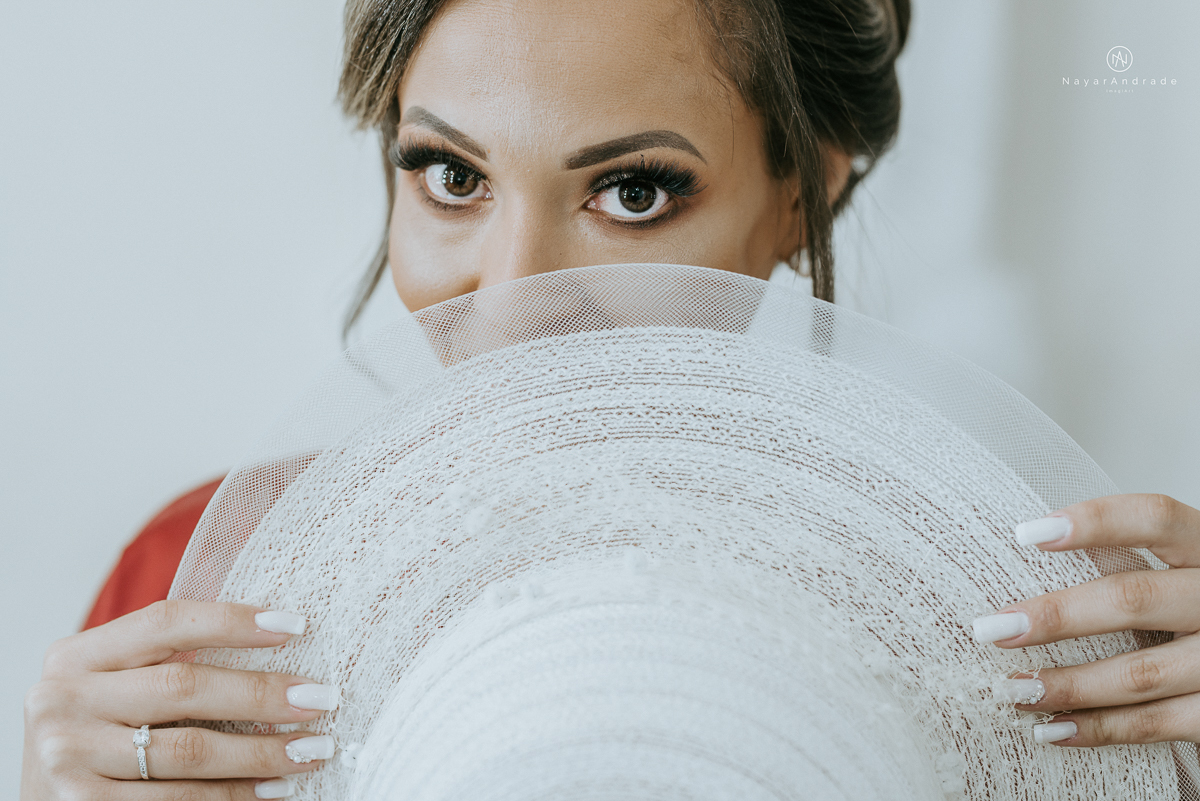 Noiva de chapeu e vestido tomara que caia casamento de dia ao ar livre em campinas fotos do making of fotografa nayara andrade