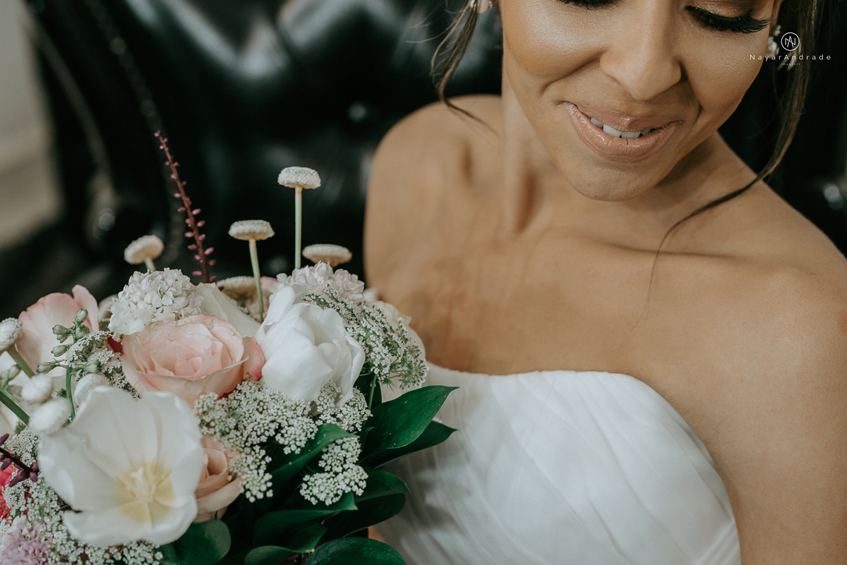 Noiva de chapeu e vestido tomara que caia casamento de dia ao ar livre em campinas fotos do making of fotografa nayara andrade