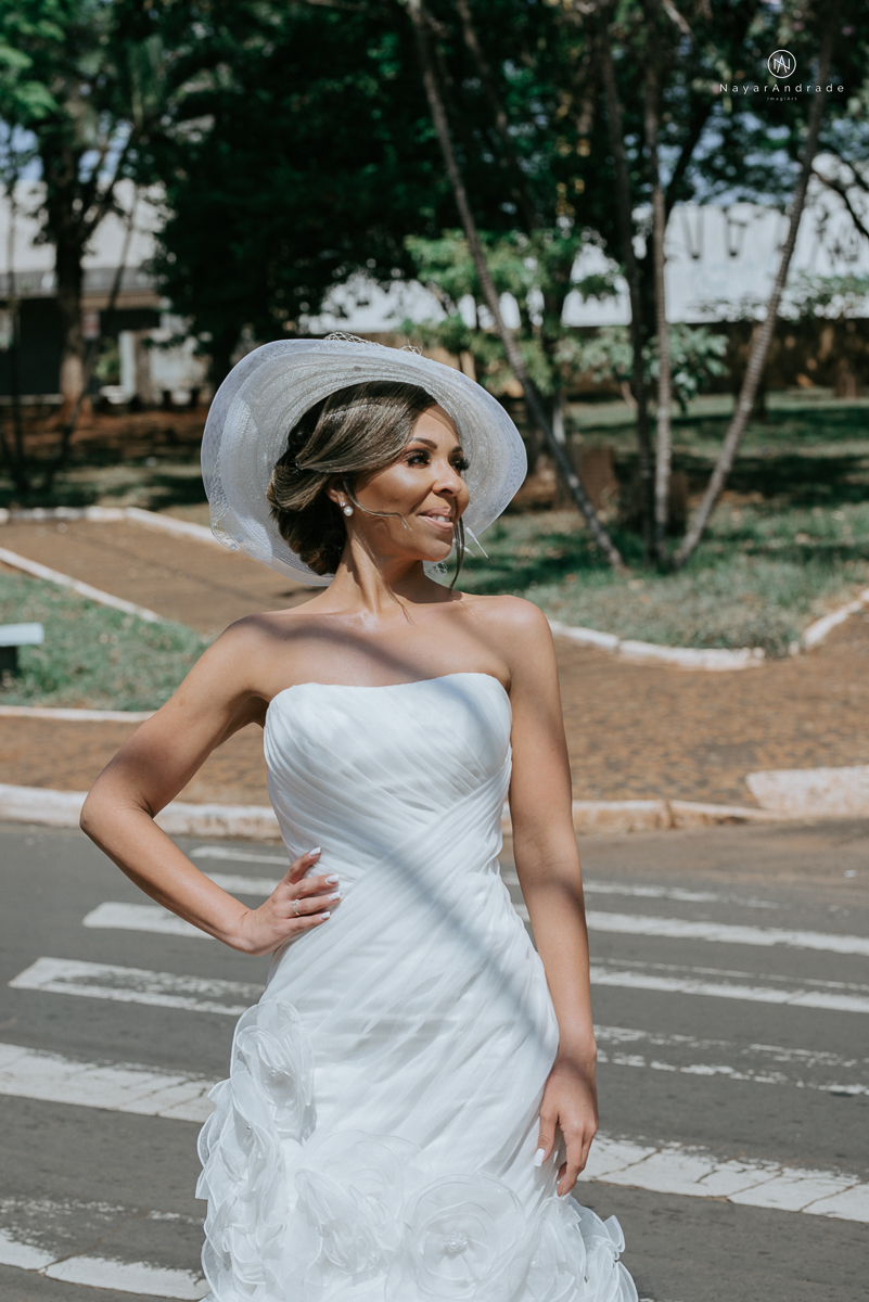 Noiva de chapeu e vestido tomara que caia casamento de dia ao ar livre em campinas fotos do making of fotografa nayara andrade