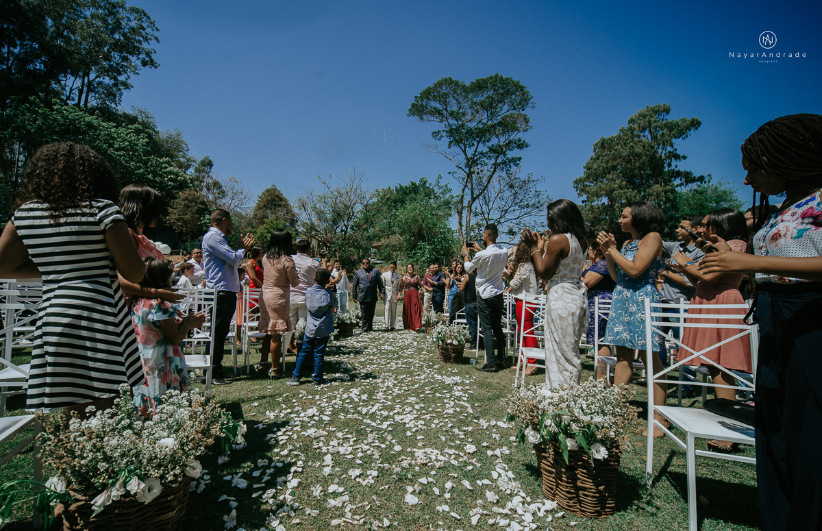 casamento de dia ao ar livre em uma manha de Sol em Campinas. Noiva com chapeu e noivo de roupa clara. Decoracao rustica no recanto dos passaros.