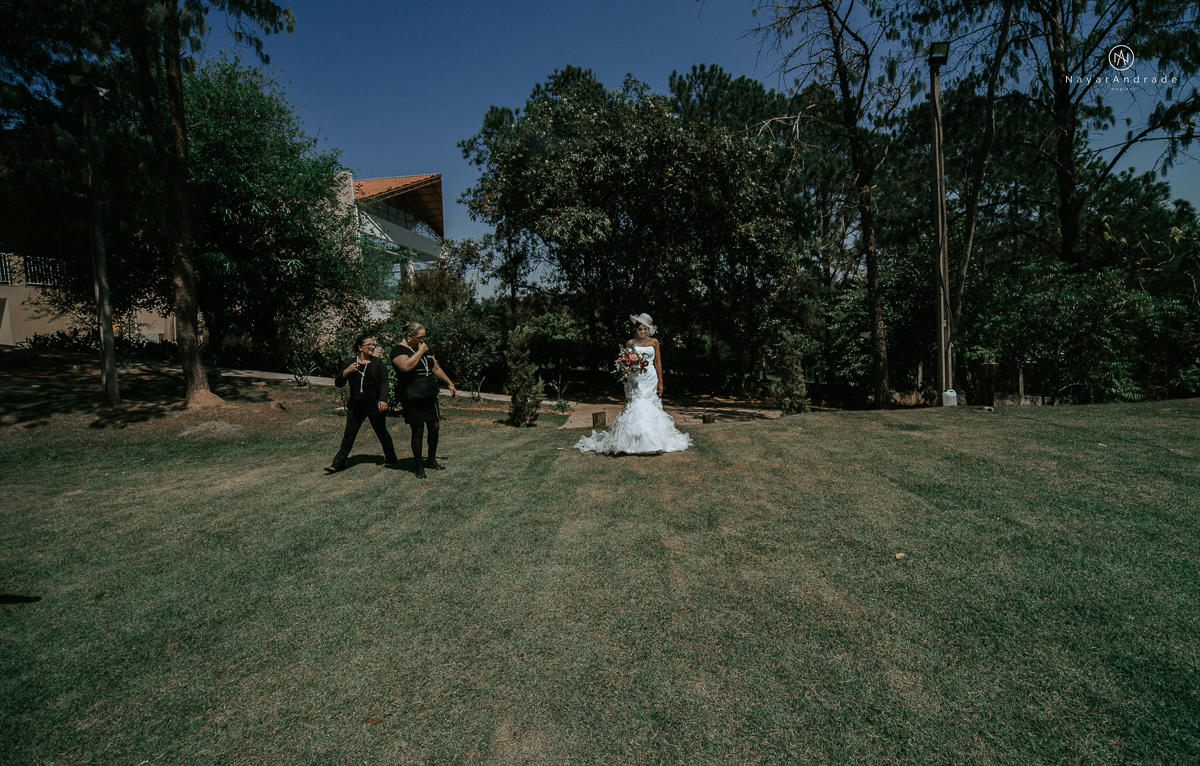 casamento de dia ao ar livre em uma manha de Sol em Campinas. Noiva com chapeu e noivo de roupa clara. Decoracao rustica no recanto dos passaros.