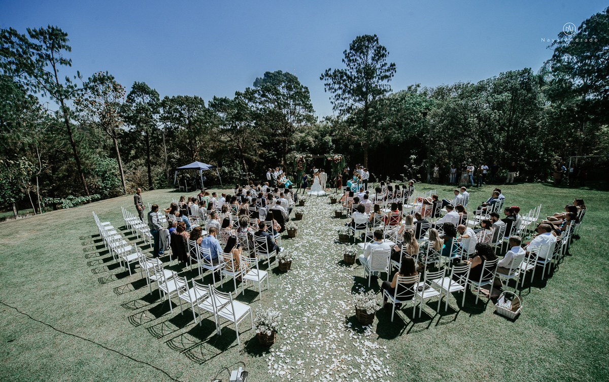 casamento de dia ao ar livre em uma manha de Sol em Campinas. Noiva com chapeu e noivo de roupa clara. Decoracao rustica no recanto dos passaros.