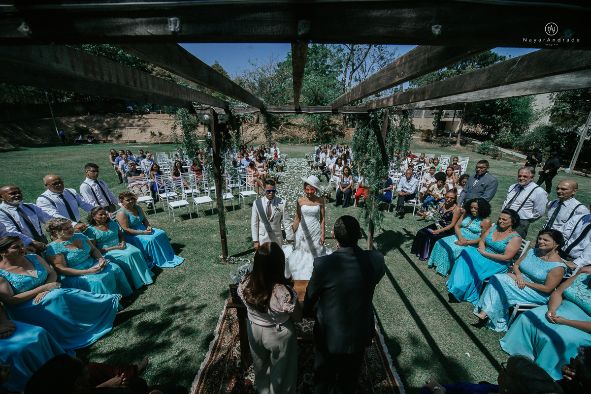 casamento de dia ao ar livre em uma manha de Sol em Campinas. Noiva com chapeu e noivo de roupa clara. Decoracao rustica no recanto dos passaros.