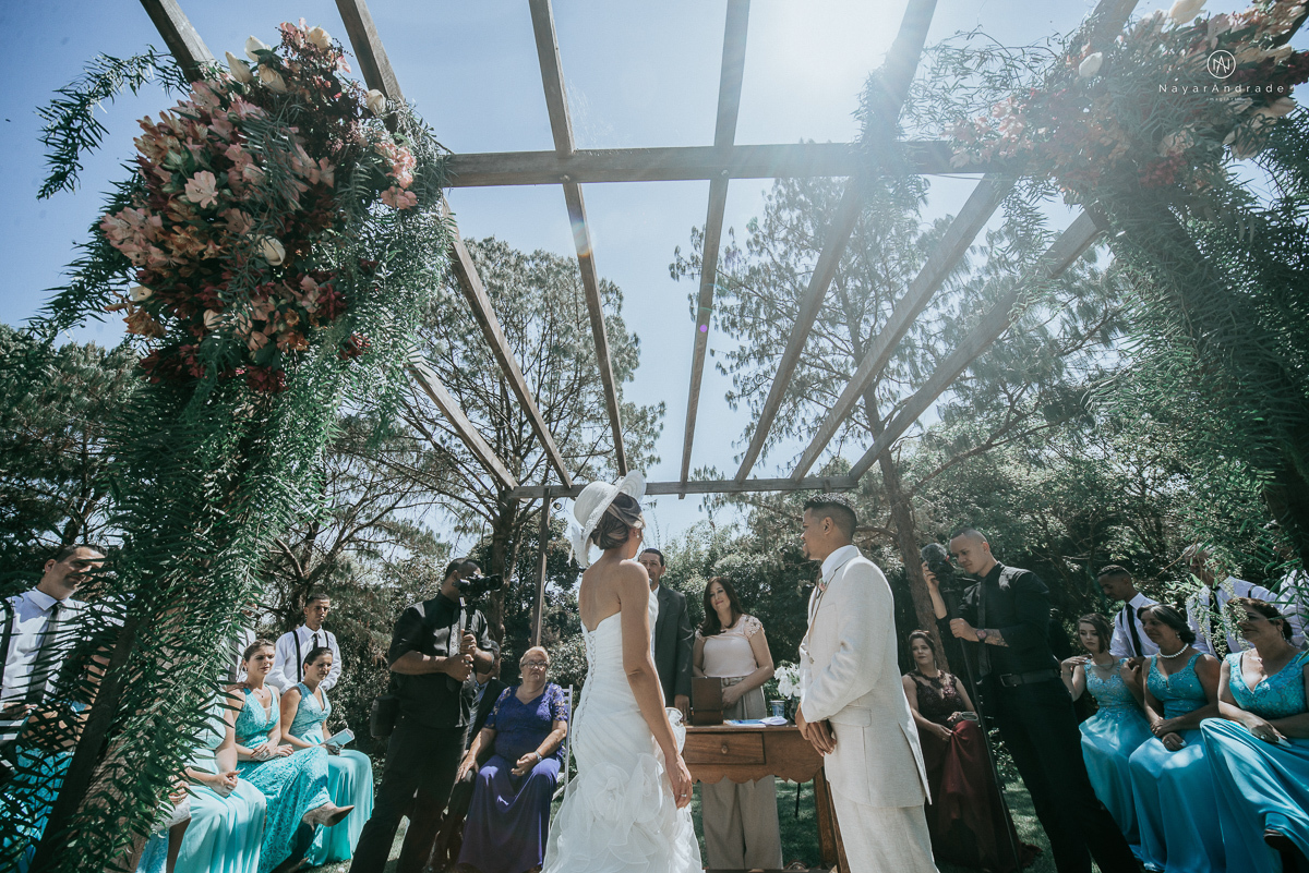 casamento de dia ao ar livre em uma manha de Sol em Campinas. Noiva com chapeu e noivo de roupa clara. Decoracao rustica no recanto dos passaros.