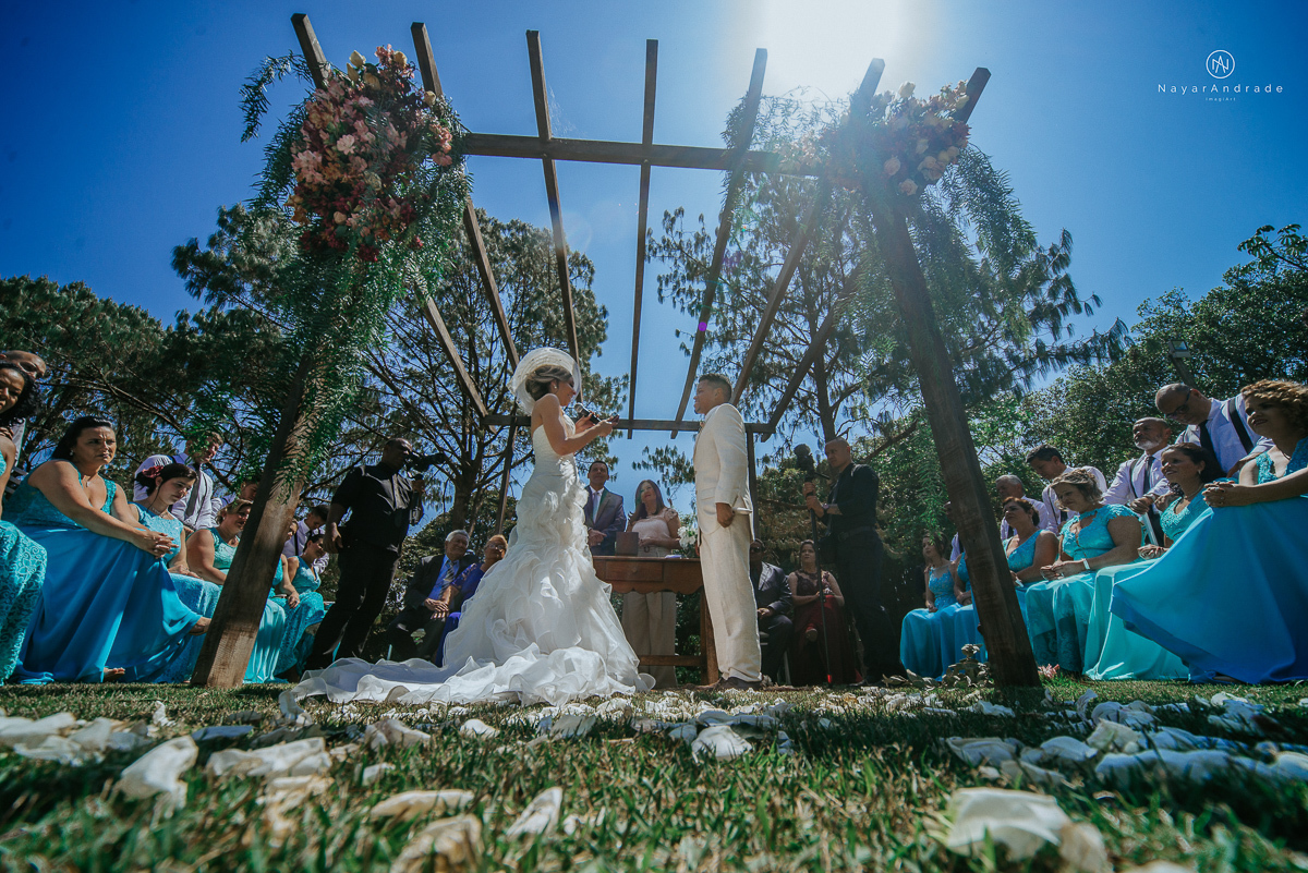 casamento de dia ao ar livre em uma manha de Sol em Campinas. Noiva com chapeu e noivo de roupa clara. Decoracao rustica no recanto dos passaros.