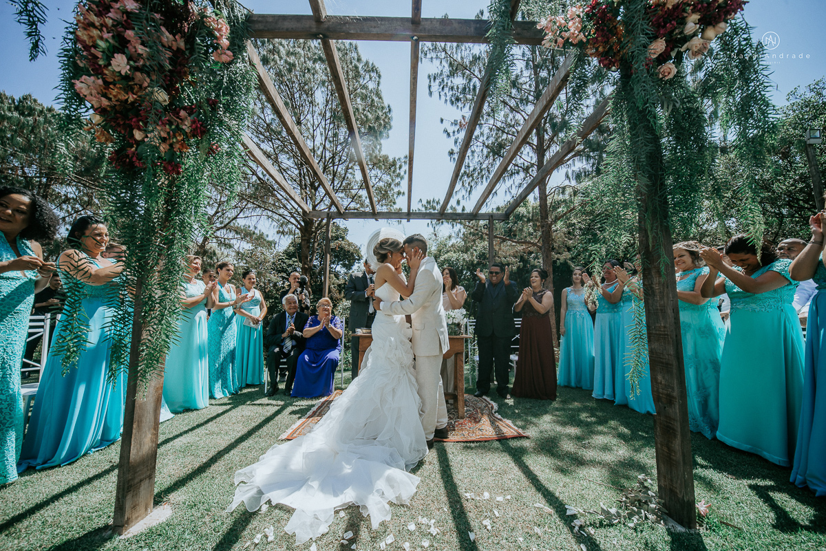 casamento de dia ao ar livre em uma manha de Sol em Campinas. Noiva com chapeu e noivo de roupa clara. Decoracao rustica no recanto dos passaros.