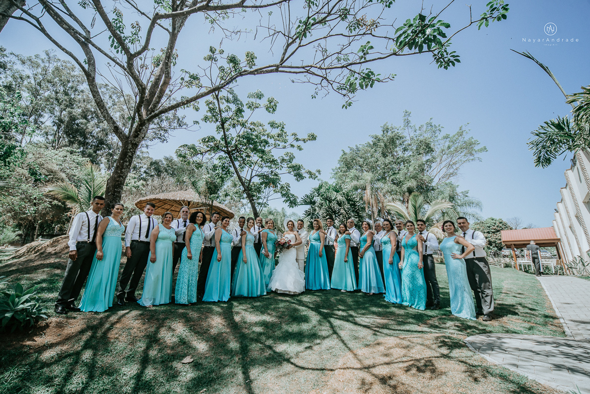 casamento de dia ao ar livre em uma manha de Sol em Campinas. Noiva com chapeu e noivo de roupa clara. Decoracao rustica no recanto dos passaros.