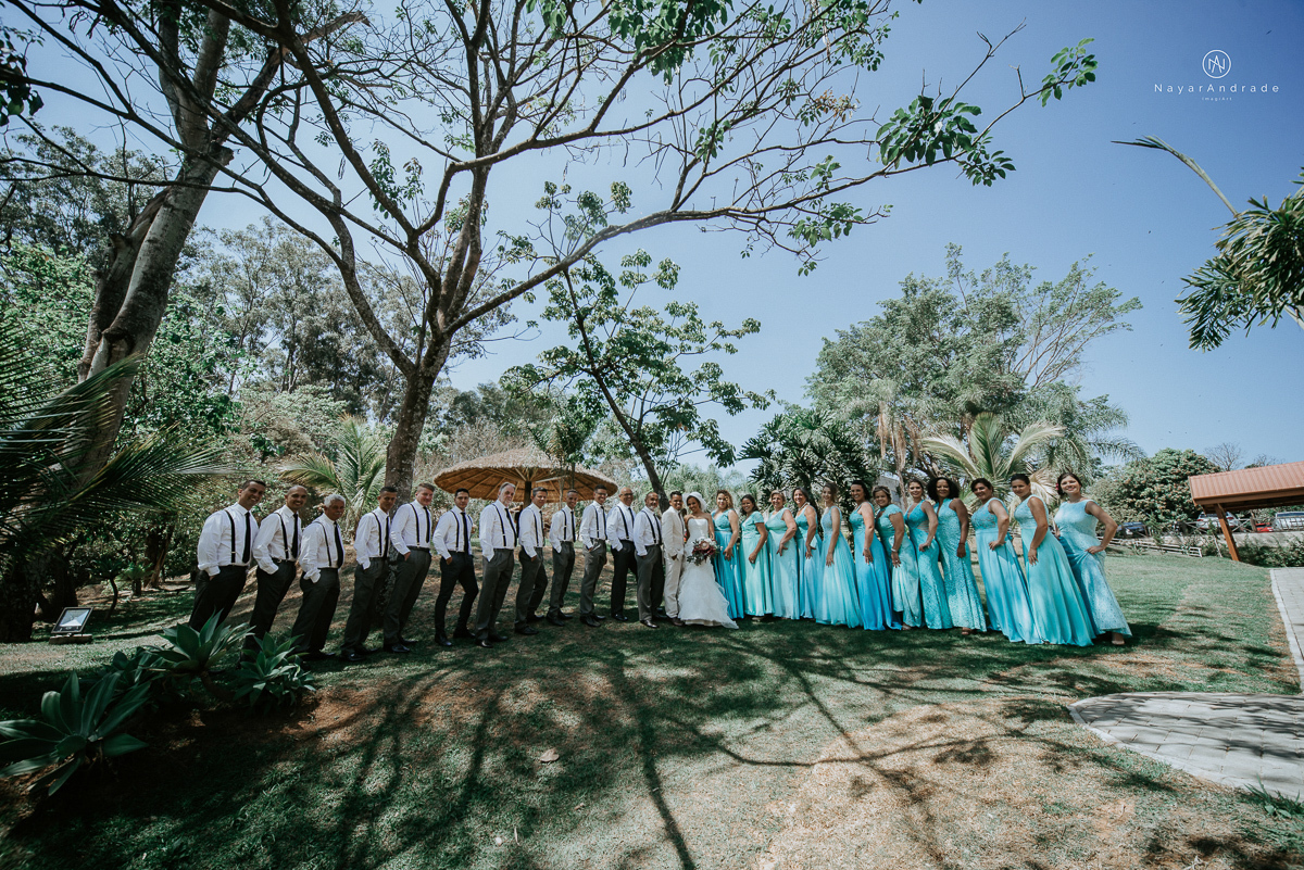 casamento de dia ao ar livre em uma manha de Sol em Campinas. Noiva com chapeu e noivo de roupa clara. Decoracao rustica no recanto dos passaros.