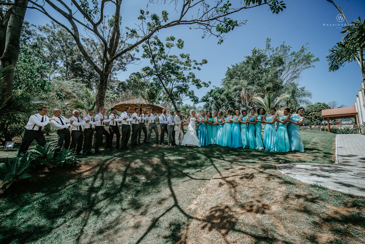 casamento de dia ao ar livre em uma manha de Sol em Campinas. Noiva com chapeu e noivo de roupa clara. Decoracao rustica no recanto dos passaros.