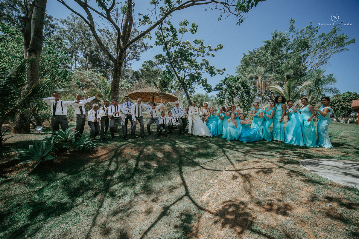 casamento de dia ao ar livre em uma manha de Sol em Campinas. Noiva com chapeu e noivo de roupa clara. Decoracao rustica no recanto dos passaros.