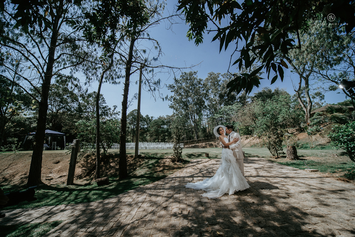 casamento de dia ao ar livre em uma manha de Sol em Campinas. Noiva com chapeu e noivo de roupa clara. Decoracao rustica no recanto dos passaros.