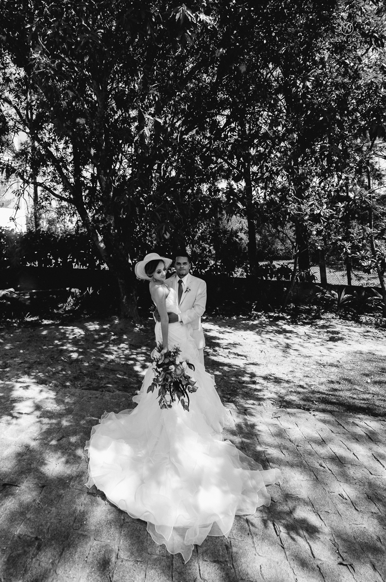 casamento de dia ao ar livre em uma manha de Sol em Campinas. Noiva com chapeu e noivo de roupa clara. Decoracao rustica no recanto dos passaros.