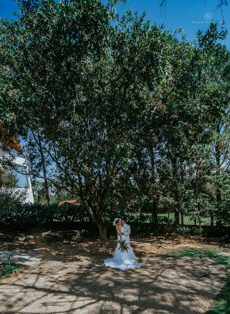 casamento de dia ao ar livre em uma manha de Sol em Campinas. Noiva com chapeu e noivo de roupa clara. Decoracao rustica no recanto dos passaros.