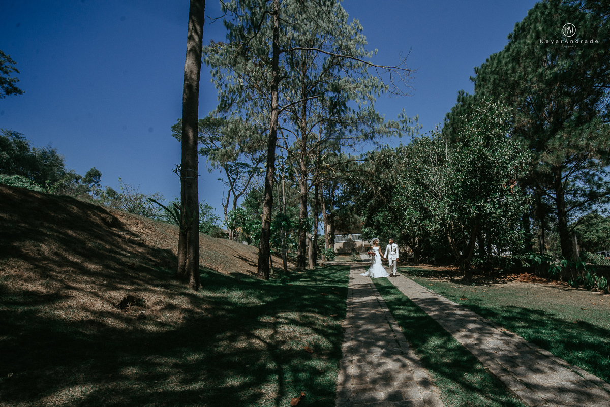 casamento de dia ao ar livre em uma manha de Sol em Campinas. Noiva com chapeu e noivo de roupa clara. Decoracao rustica no recanto dos passaros.