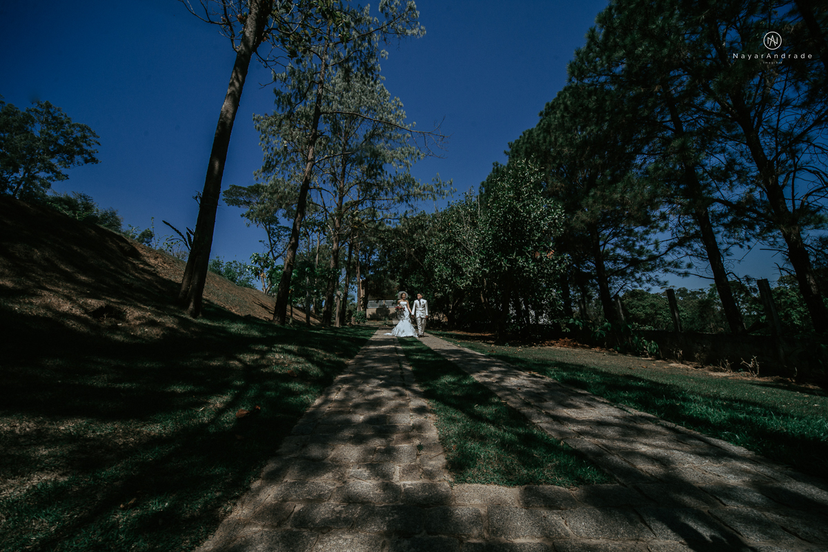 casamento de dia ao ar livre em uma manha de Sol em Campinas. Noiva com chapeu e noivo de roupa clara. Decoracao rustica no recanto dos passaros.