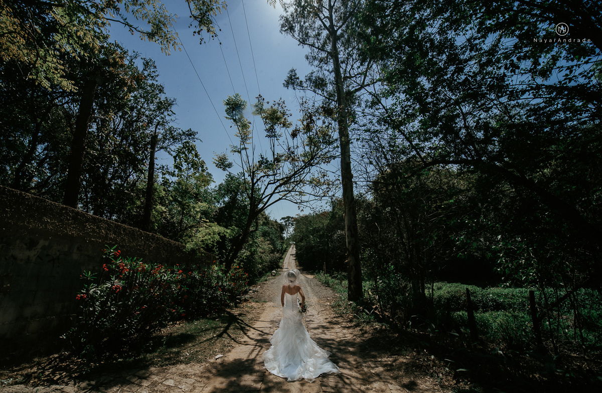 casamento de dia ao ar livre em uma manha de Sol em Campinas. Noiva com chapeu e noivo de roupa clara. Decoracao rustica no recanto dos passaros.