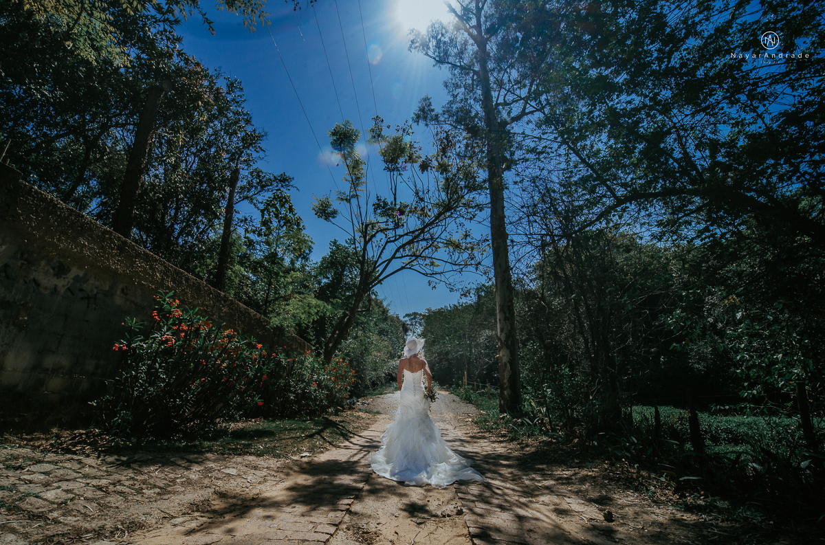 casamento de dia ao ar livre em uma manha de Sol em Campinas. Noiva com chapeu e noivo de roupa clara. Decoracao rustica no recanto dos passaros.