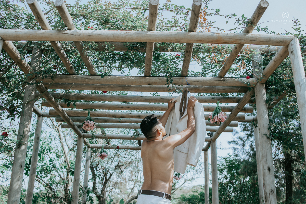 casamento de dia ao ar livre em uma manha de Sol em Campinas. Noiva com chapeu e noivo de roupa clara. Decoracao rustica no recanto dos passaros.