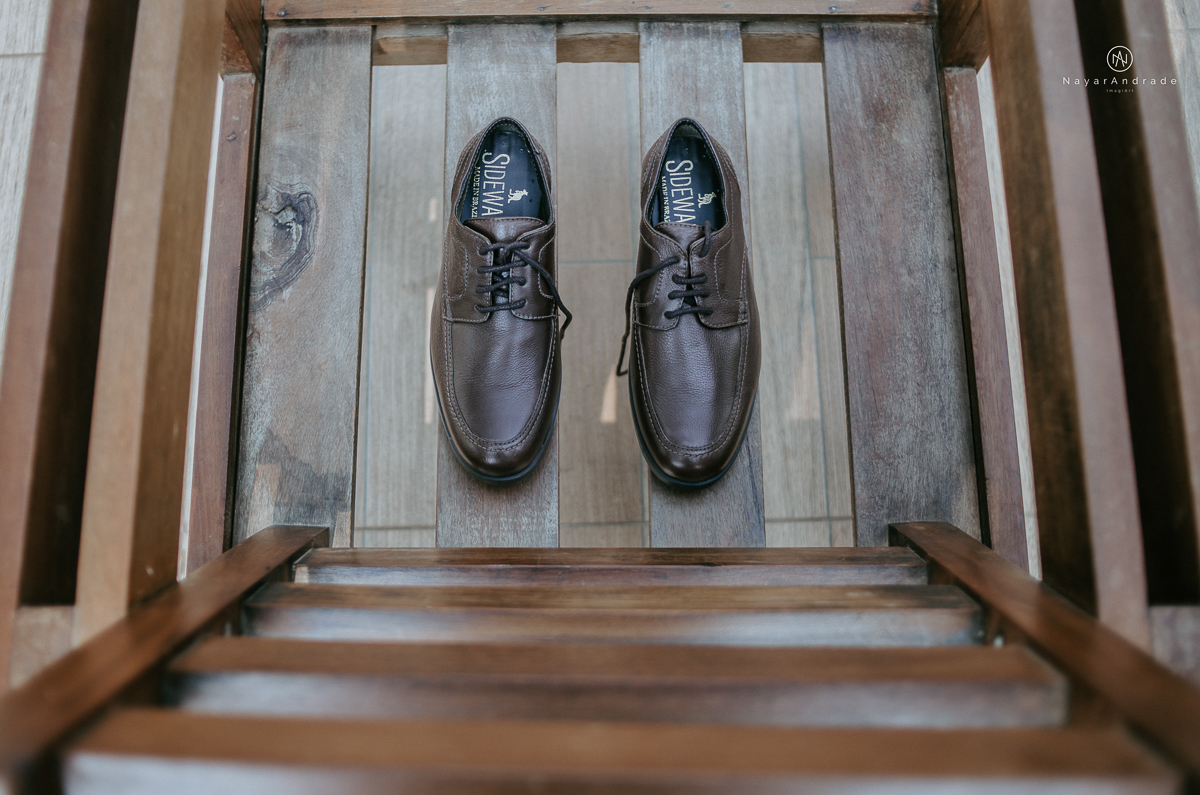 casamento de dia ao ar livre em uma manha de Sol em Campinas. Noiva com chapeu e noivo de roupa clara. Decoracao rustica no recanto dos passaros.