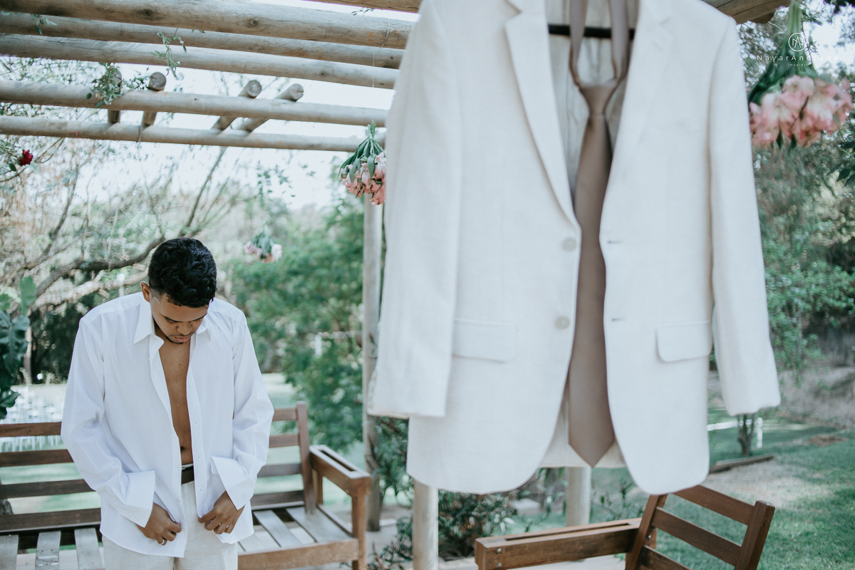 Making of de noivo ao ar livre casamento de dia noivo com roupa bege de algodao e gravata marrom estilo rustico noivo no campo