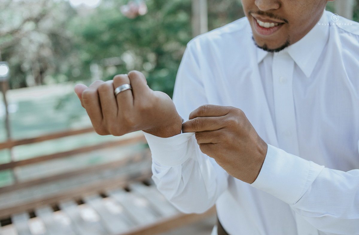 Making of de noivo ao ar livre casamento de dia noivo com roupa bege de algodao e gravata marrom estilo rustico noivo no campo