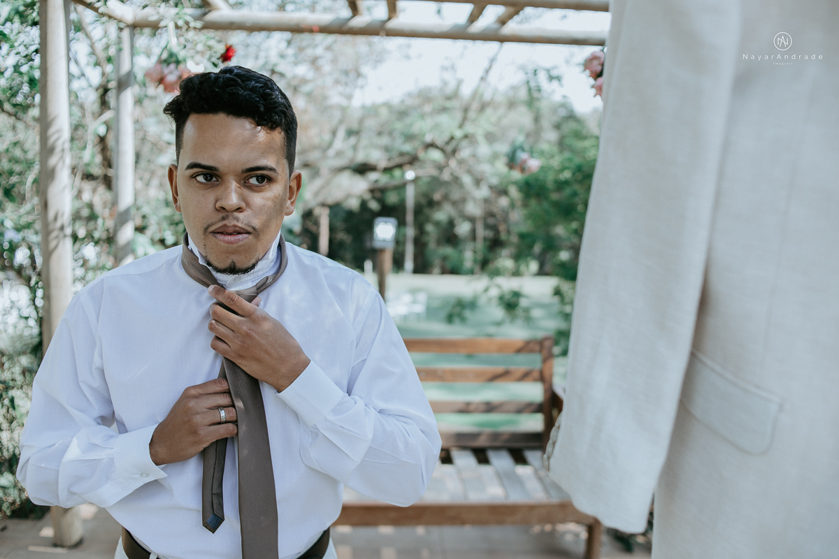 casamento de dia ao ar livre em uma manha de Sol em Campinas. Noiva com chapeu e noivo de roupa clara. Decoracao rustica no recanto dos passaros.