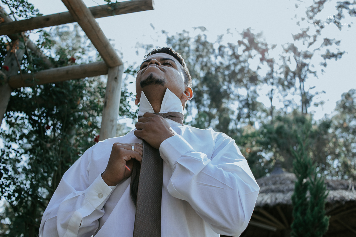 casamento de dia ao ar livre em uma manha de Sol em Campinas. Noiva com chapeu e noivo de roupa clara. Decoracao rustica no recanto dos passaros.