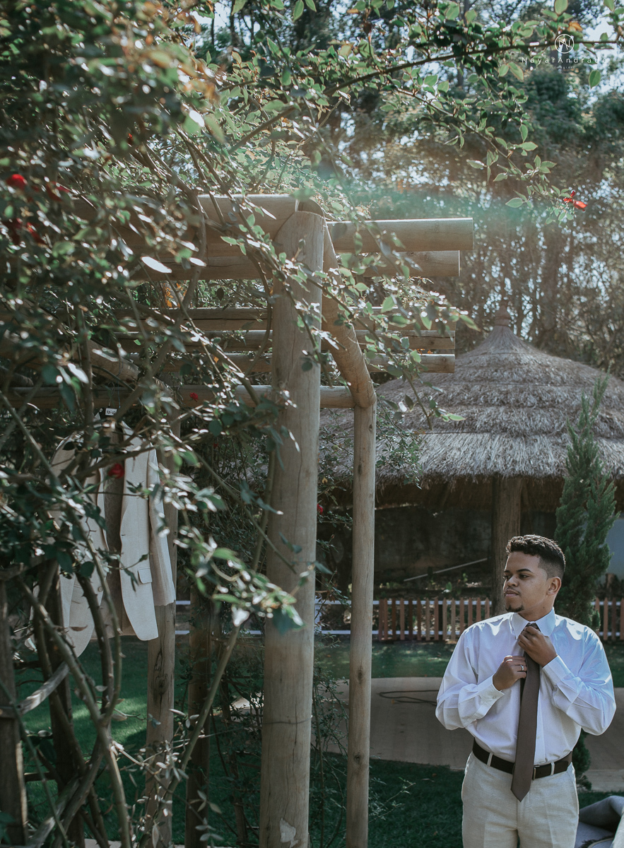 casamento de dia ao ar livre em uma manha de Sol em Campinas. Noiva com chapeu e noivo de roupa clara. Decoracao rustica no recanto dos passaros.