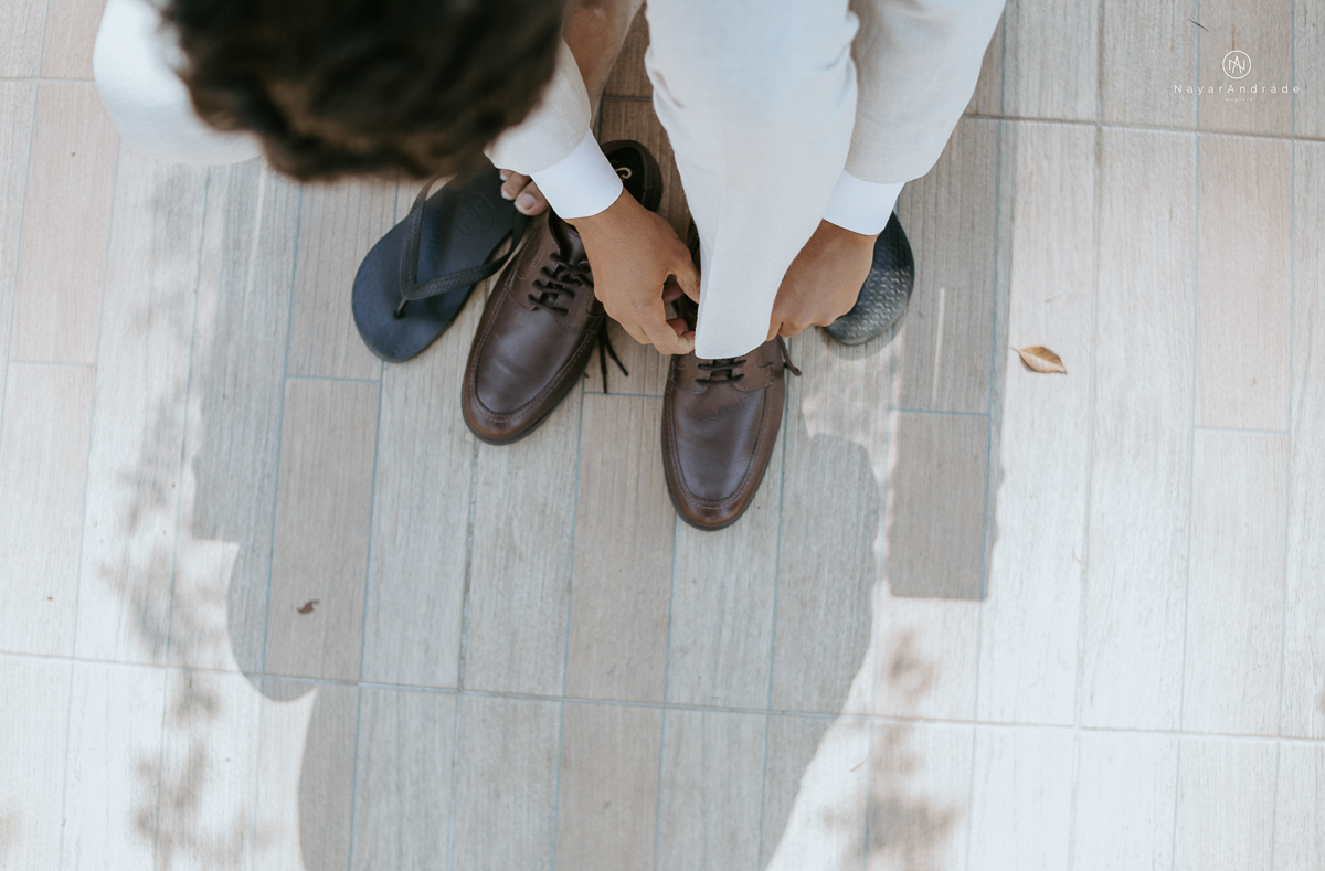 casamento de dia ao ar livre em uma manha de Sol em Campinas. Noiva com chapeu e noivo de roupa clara. Decoracao rustica no recanto dos passaros.