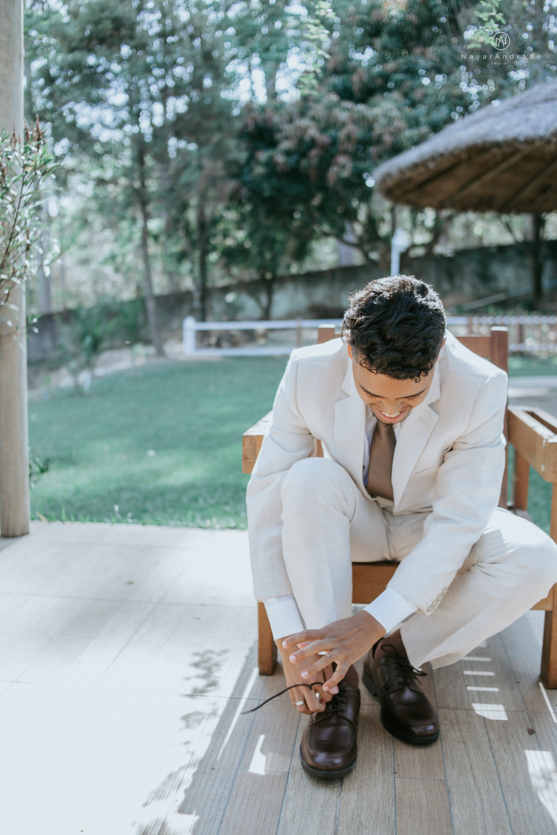 Making of de noivo ao ar livre casamento de dia noivo com roupa bege de algodao e gravata marrom estilo rustico noivo no campo