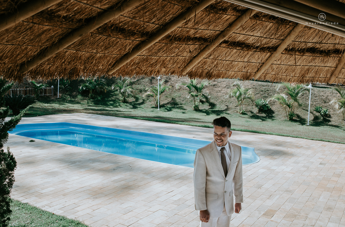 Making of de noivo ao ar livre casamento de dia noivo com roupa bege de algodao e gravata marrom estilo rustico noivo no campo