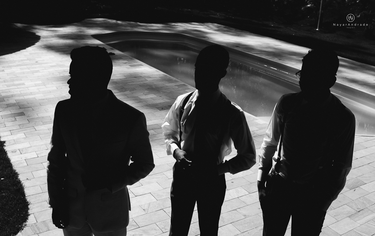 Making of de noivo ao ar livre casamento de dia noivo com roupa bege de algodao e gravata marrom estilo rustico noivo no campo