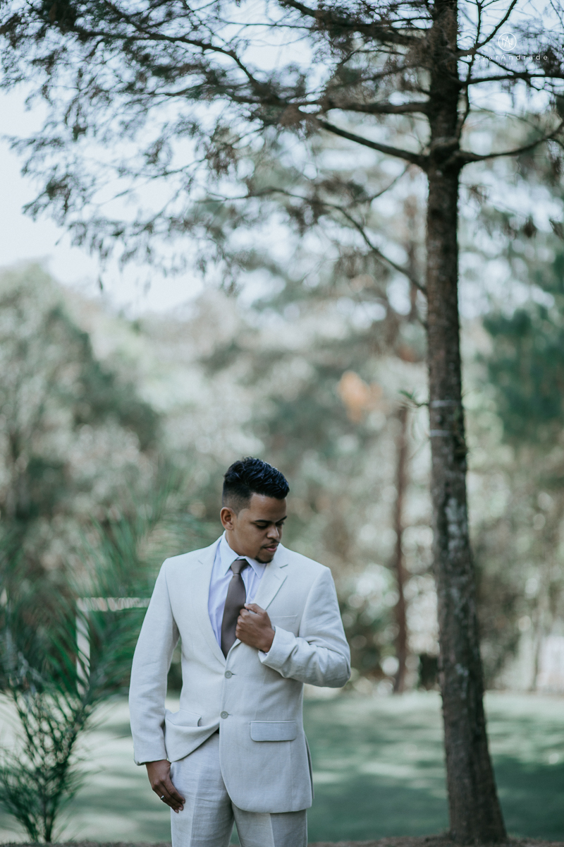 casamento de dia ao ar livre em uma manha de Sol em Campinas. Noiva com chapeu e noivo de roupa clara. Decoracao rustica no recanto dos passaros.Making of de noivo ao ar livre casamento de dia noivo com roupa bege de algodao e gravata marrom estilo rustic