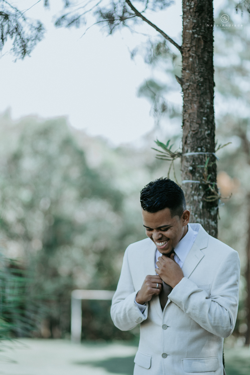 Making of de noivo ao ar livre casamento de dia noivo com roupa bege de algodao e gravata marrom estilo rustico noivo no campo