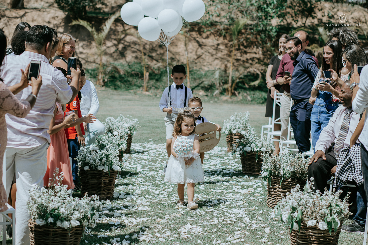 casamento de dia ao ar livre em uma manha de Sol em Campinas. Noiva com chapeu e noivo de roupa clara. Decoracao rustica no recanto dos passaros.