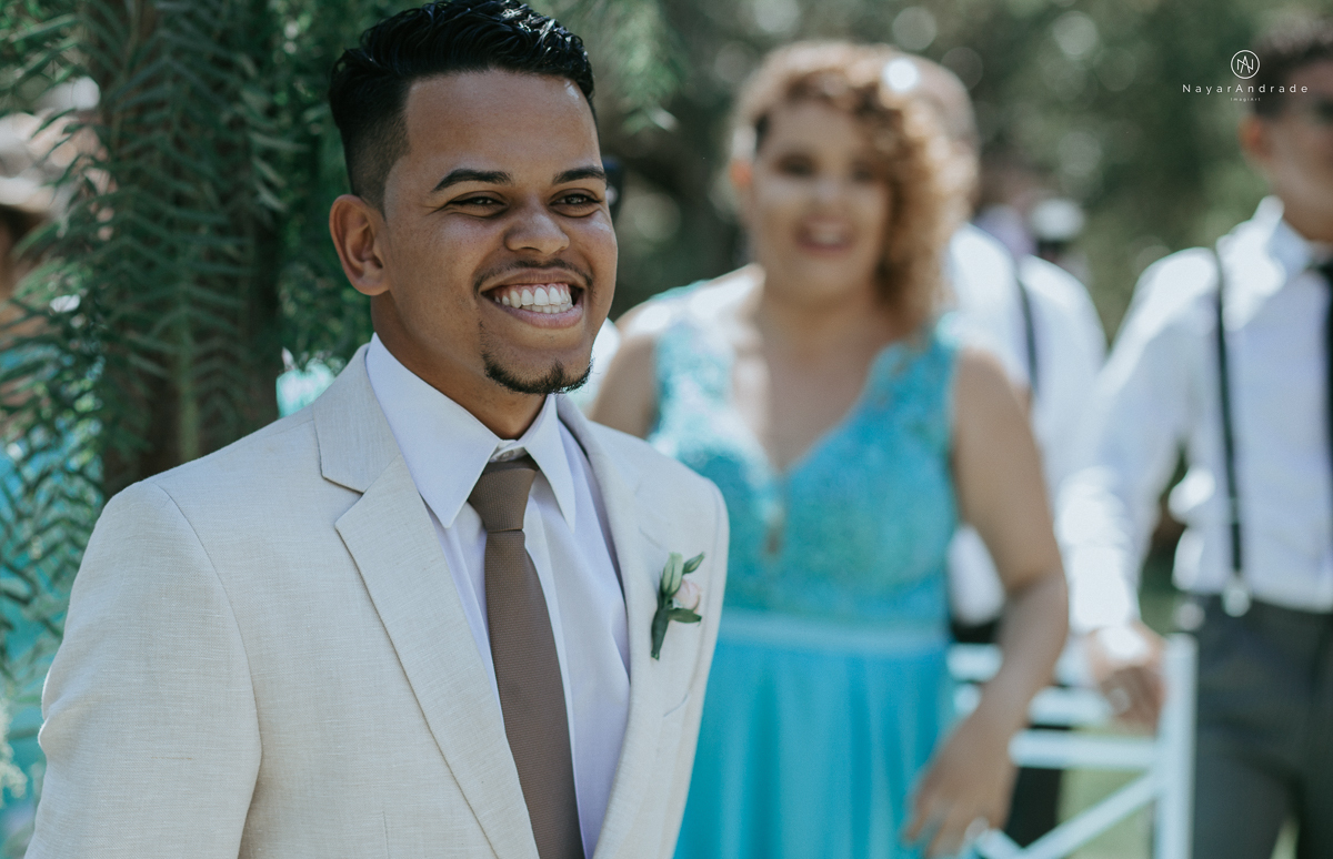 Making of de noivo ao ar livre casamento de dia noivo com roupa bege de algodao e gravata marrom estilo rustico noivo no campo