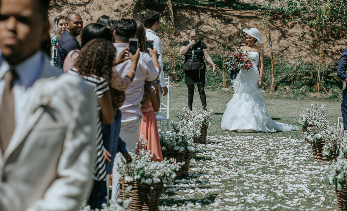 Making of de noivo ao ar livre casamento de dia noivo com roupa bege de algodao e gravata marrom estilo rustico noivo no campo