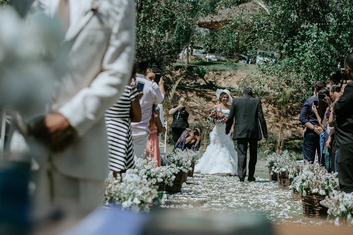 Making of de noivo ao ar livre casamento de dia noivo com roupa bege de algodao e gravata marrom estilo rustico noivo no campo