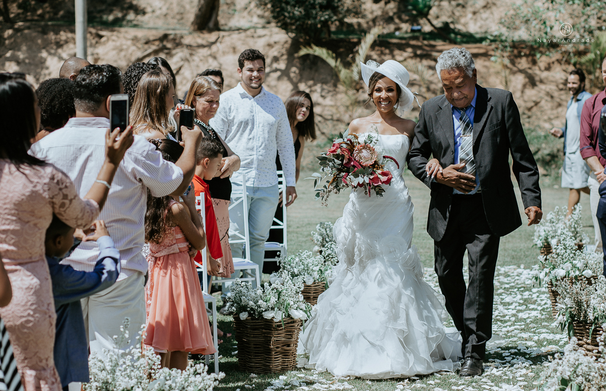 casamento de dia ao ar livre em uma manha de Sol em Campinas. Noiva com chapeu e noivo de roupa clara. Decoracao rustica no recanto dos passaros.