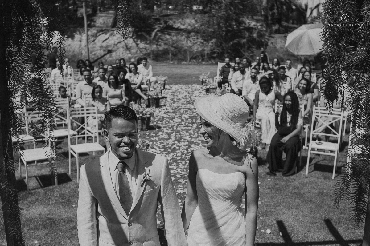 casamento de dia ao ar livre em uma manha de Sol em Campinas. Noiva com chapeu e noivo de roupa clara. Decoracao rustica no recanto dos passaros.