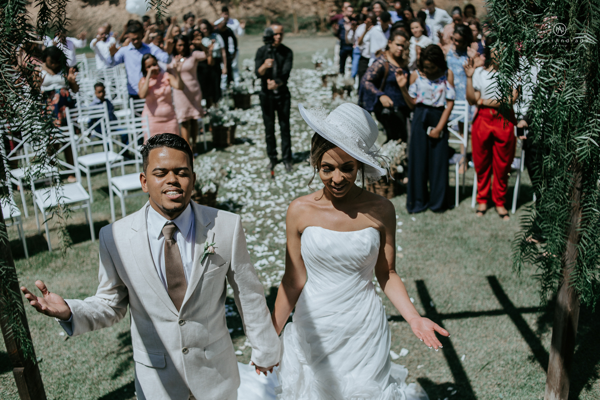 casamento de dia ao ar livre em uma manha de Sol em Campinas. Noiva com chapeu e noivo de roupa clara. Decoracao rustica no recanto dos passaros.