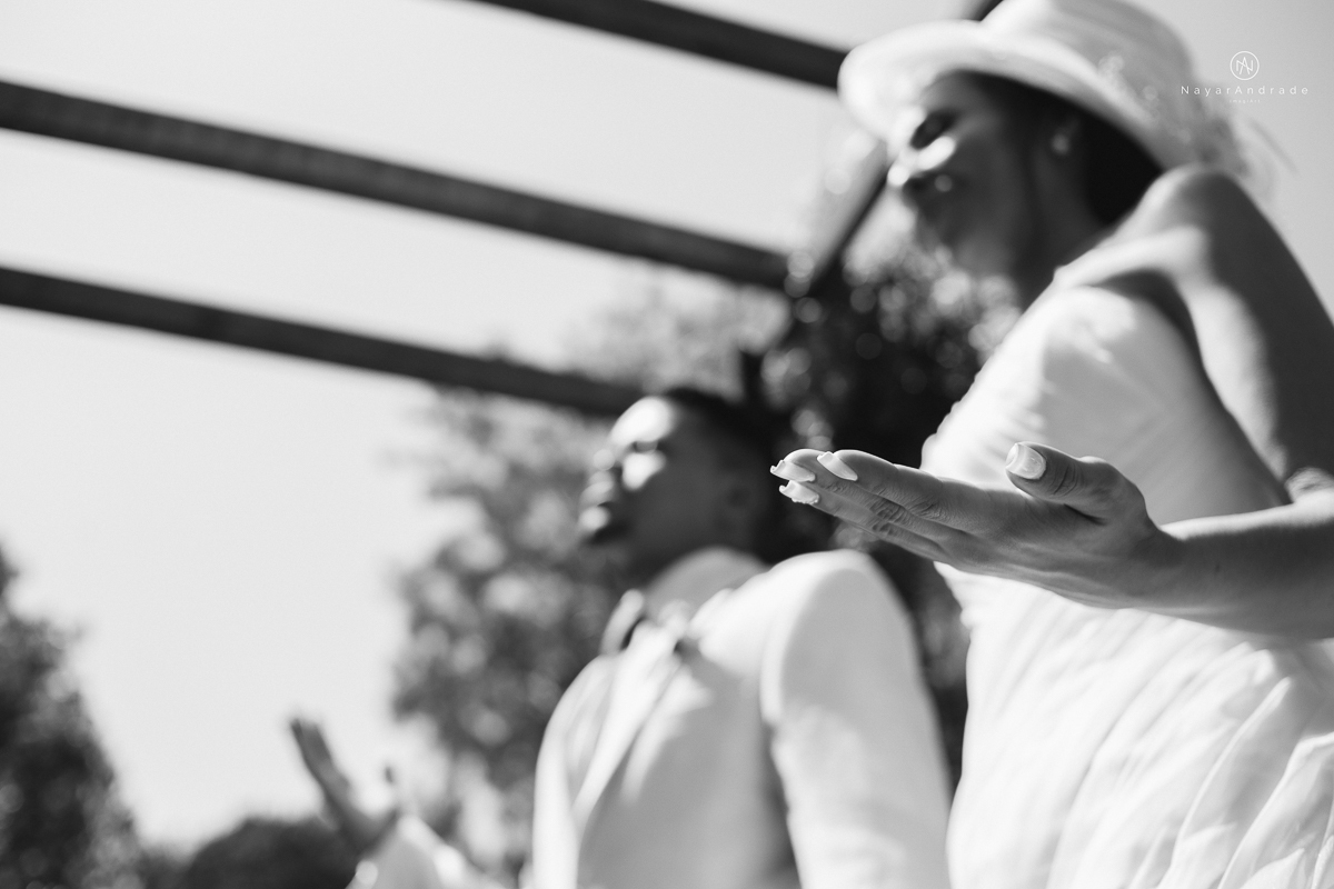 casamento de dia ao ar livre em uma manha de Sol em Campinas. Noiva com chapeu e noivo de roupa clara. Decoracao rustica no recanto dos passaros.