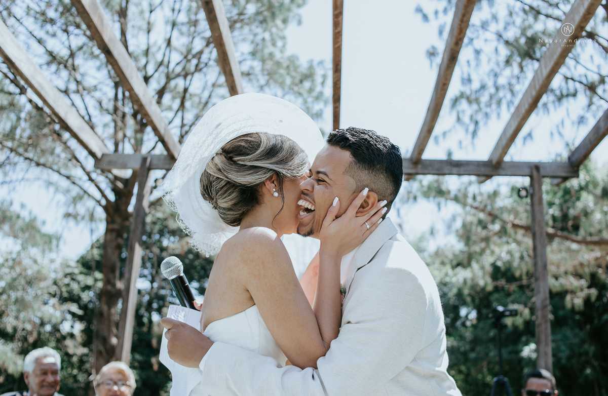 casamento de dia ao ar livre em uma manha de Sol em Campinas. Noiva com chapeu e noivo de roupa clara. Decoracao rustica no recanto dos passaros.