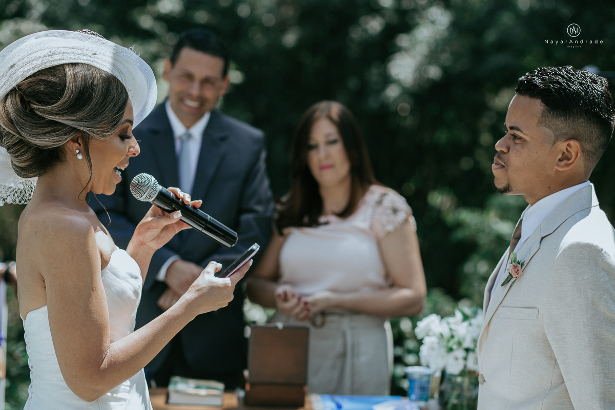 casamento de dia ao ar livre em uma manha de Sol em Campinas. Noiva com chapeu e noivo de roupa clara. Decoracao rustica no recanto dos passaros.